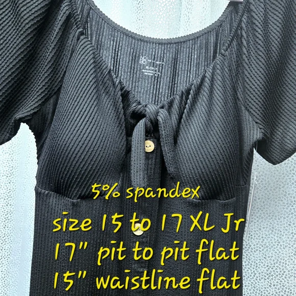 Elegant Black Midi Dress with Scoop Neck and Puff Sleeves - Picture 10 of 10